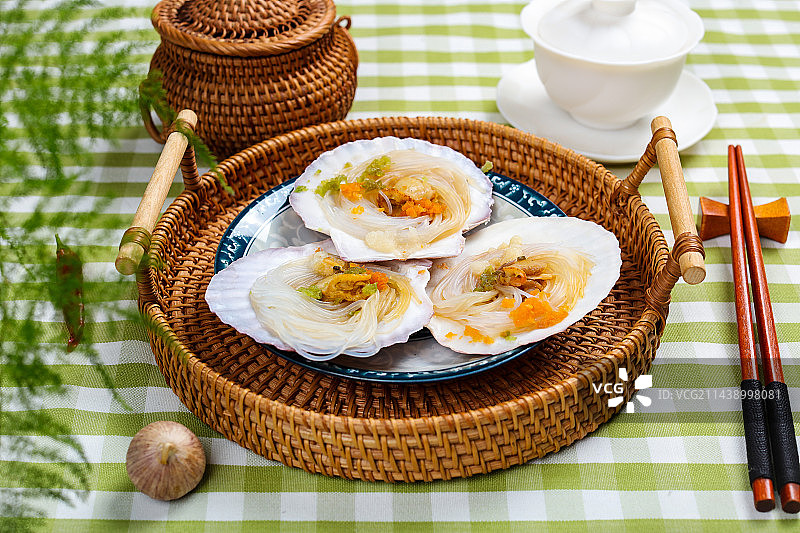 特色美食小吃烤粉丝扇贝图片素材