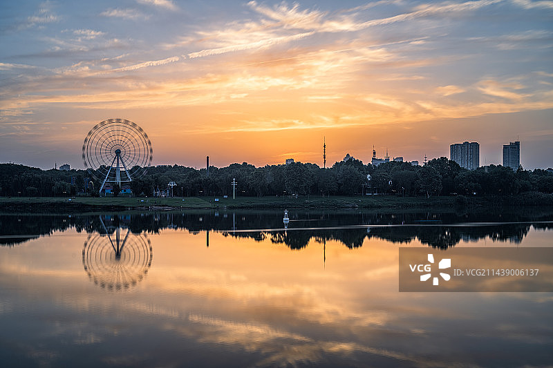 黄昏时的兰溪中州公园与城市建筑图片素材