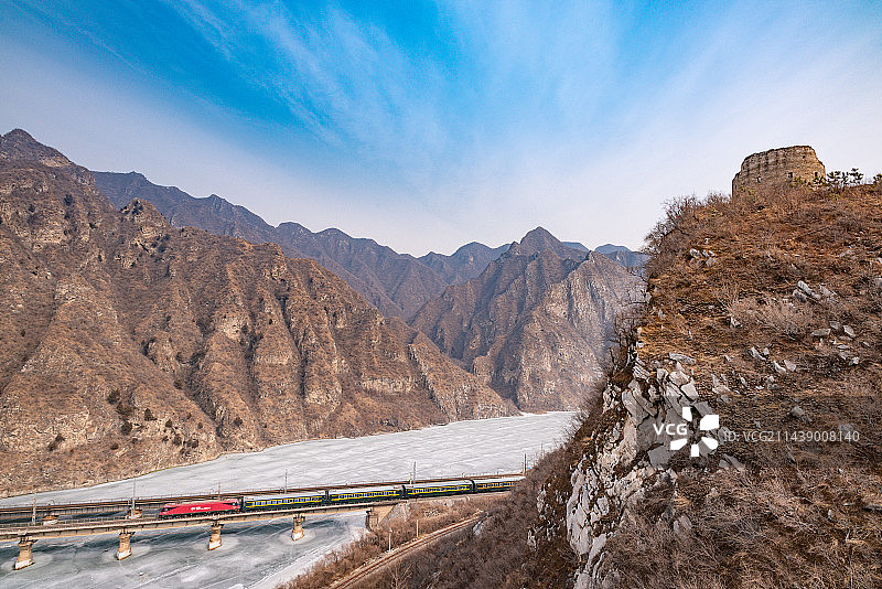 冬天北京门头沟落坡岭火车通过永定河铁路桥图片素材
