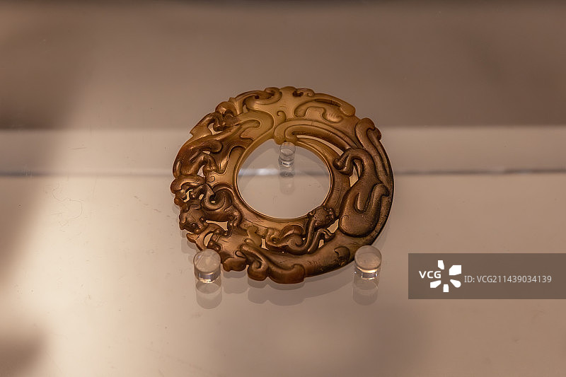 宁波市博物馆文物之汉代的透雕双螭纹玉璧图片素材