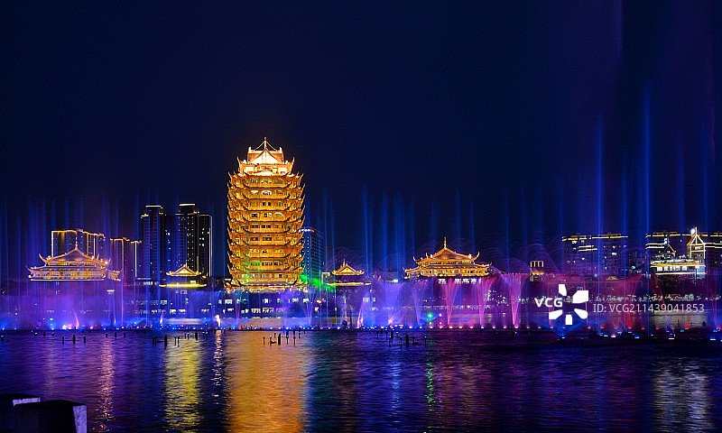 眉山市东坡湿地公园，印象水街附件，夜晚美丽的音乐喷泉景色图片素材