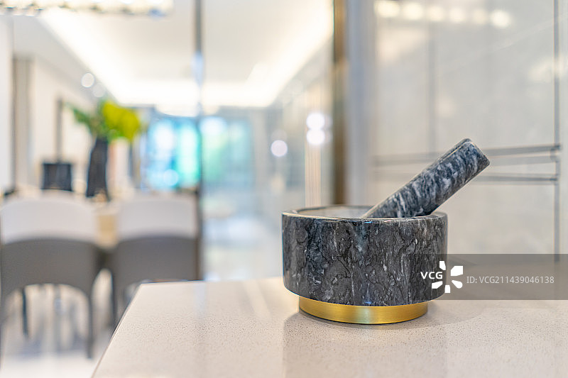 中国房地产城市健康生活拍摄主题，住宅内部环境，厨房内部灶台上的蒜臼子，室内无人图像摄影图片素材