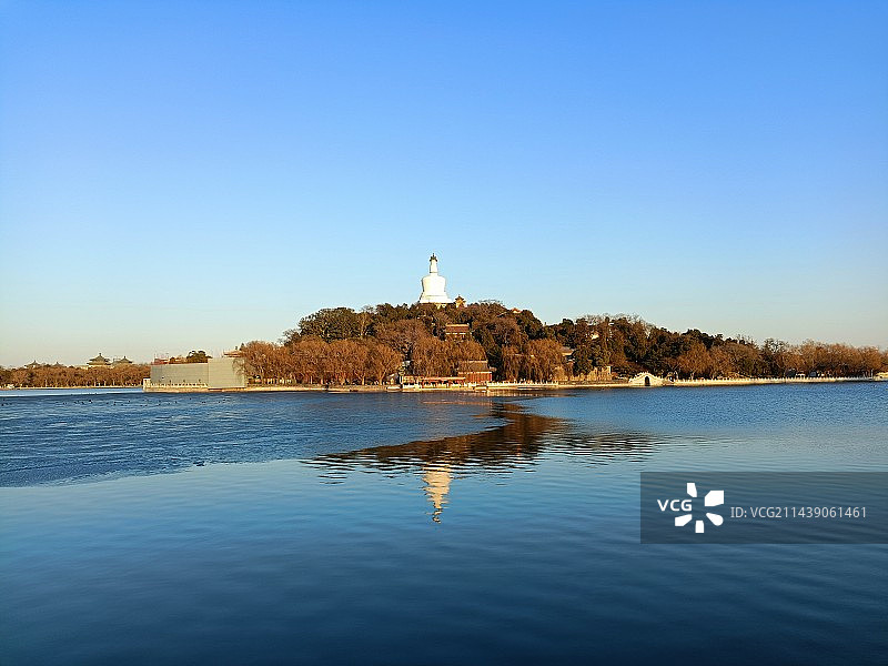 碧空映衬下的北海公园图片素材