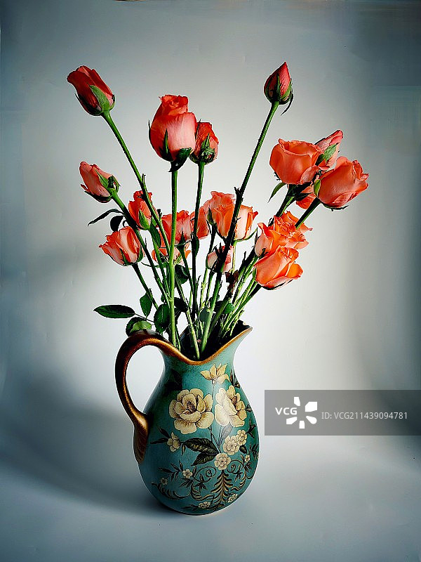 复古风格的花瓶和花图片素材