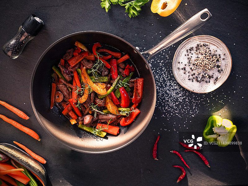 碳钢炒锅烹饪美食图片素材