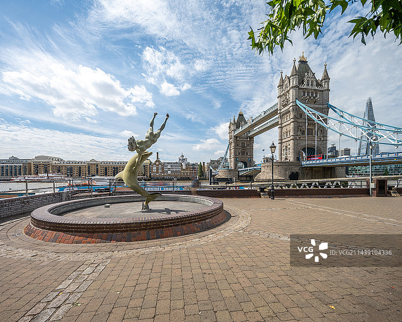 英国伦敦塔桥和美人鱼喷泉图片素材