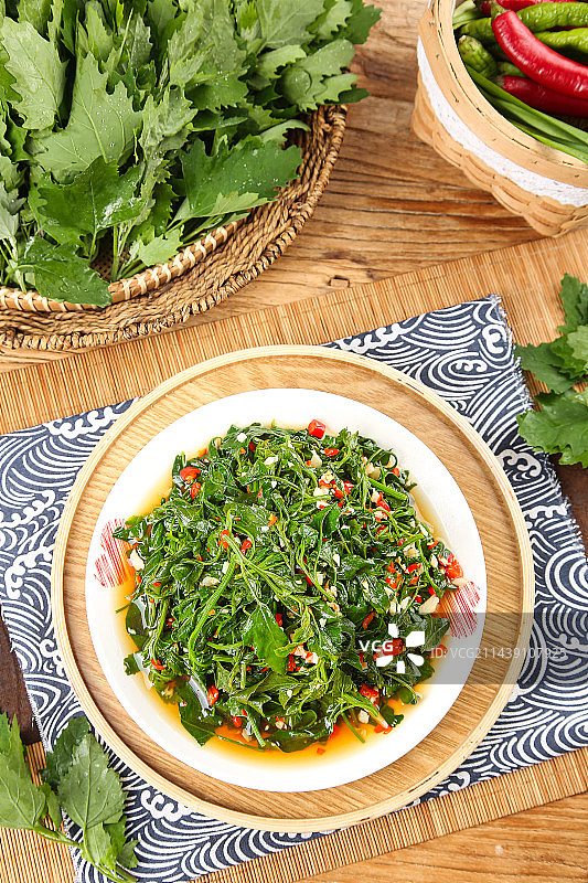 木底上的凉拌灰灰菜图片素材