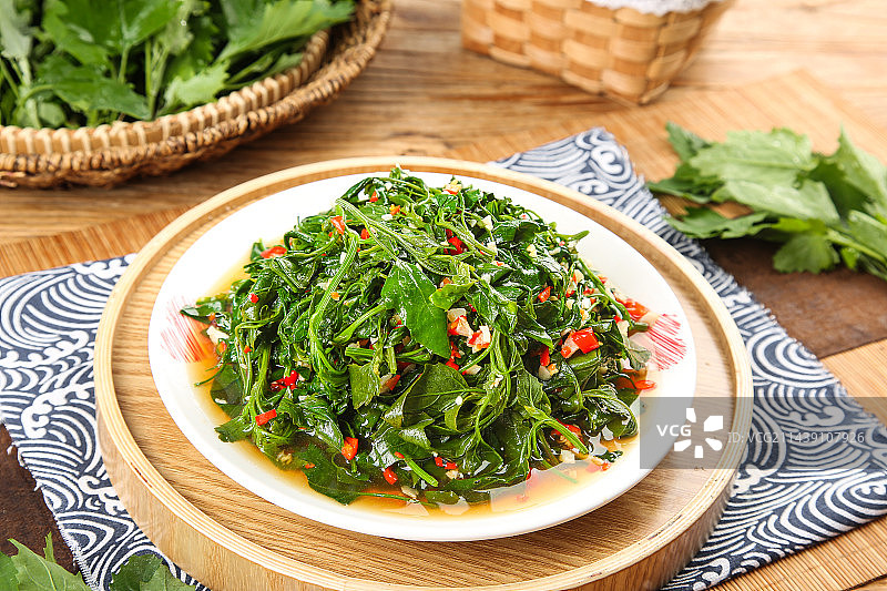 木底上的凉拌灰灰菜图片素材