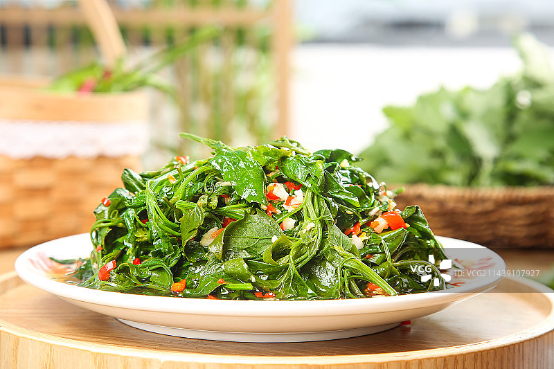 木底上的凉拌灰灰菜图片素材