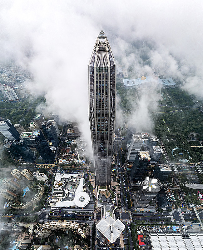 航拍云雾中的平安大厦图片素材