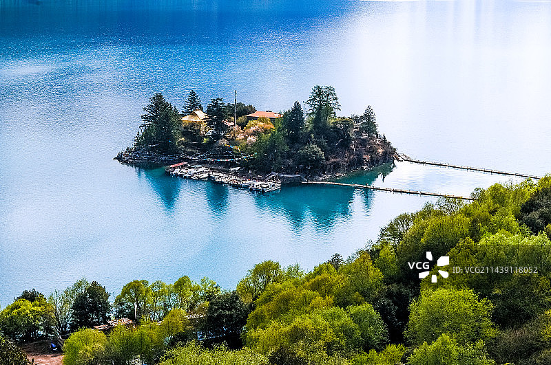 巴松措湖心岛图片素材