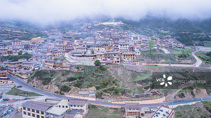 航拍视角下的扎尕那图片素材