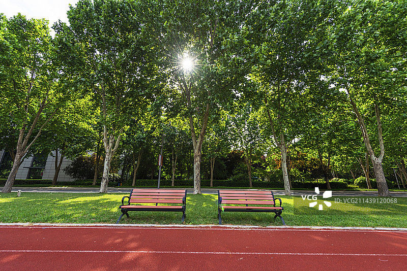 蓝天白云下的操场座椅图片素材