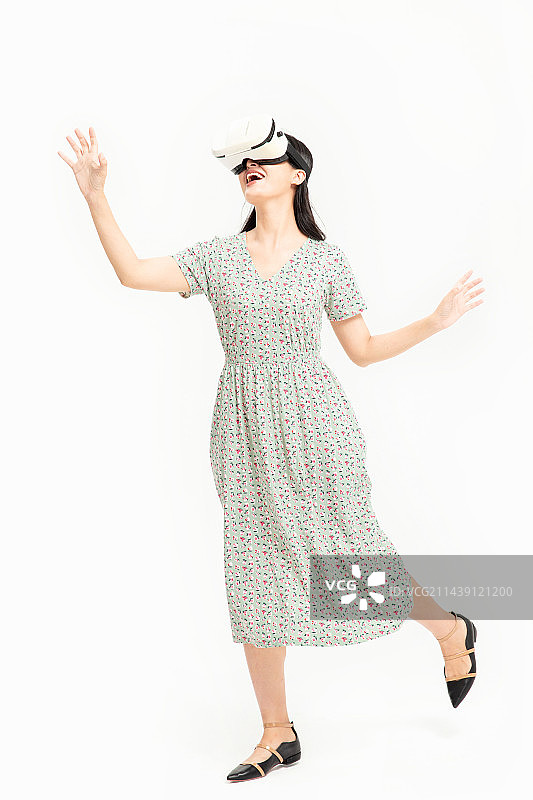 穿连衣裙的年轻女人头戴VR图片素材