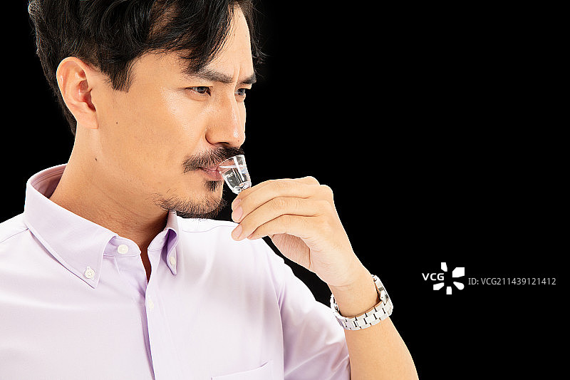 喝白酒的男人图片素材