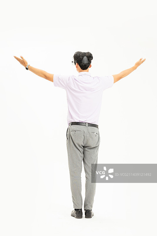 带着VR娱乐的中年男人图片素材