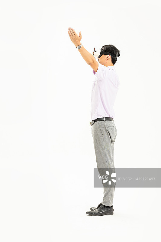 带着VR娱乐的中年男人图片素材