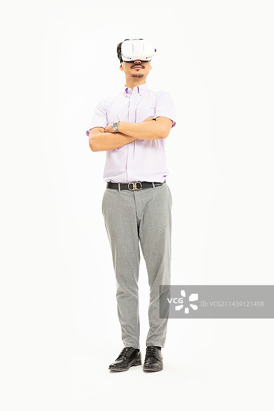 带着VR娱乐的中年男人图片素材