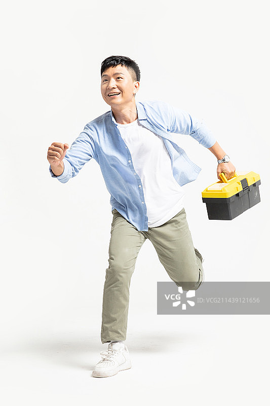手拿工具箱的年轻男人图片素材