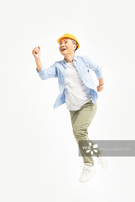 头戴安全帽的年轻男人图片素材