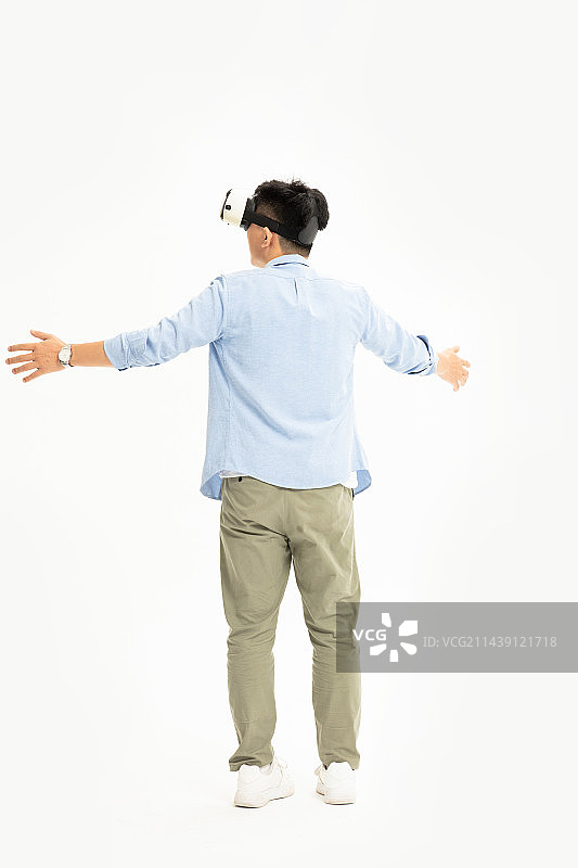 头戴VR的年轻男人图片素材