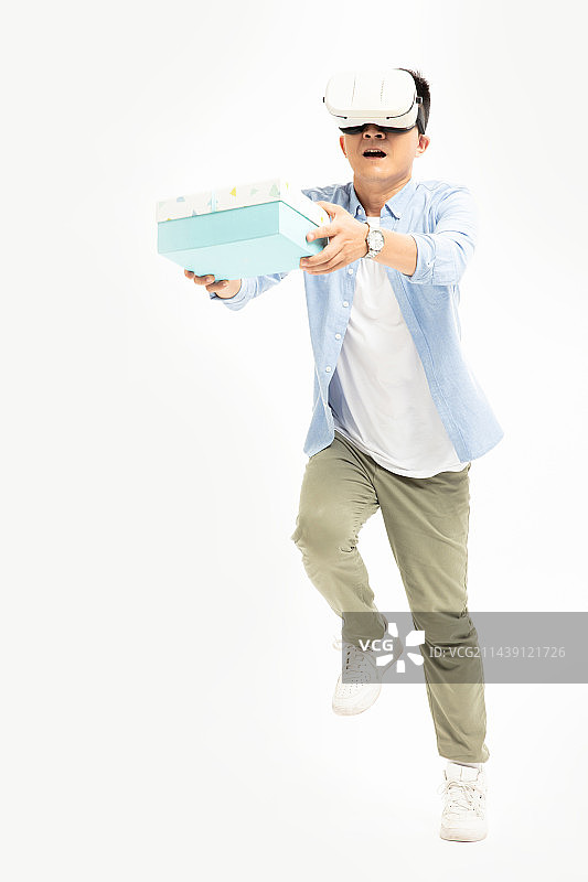 头戴VR的年轻男人图片素材