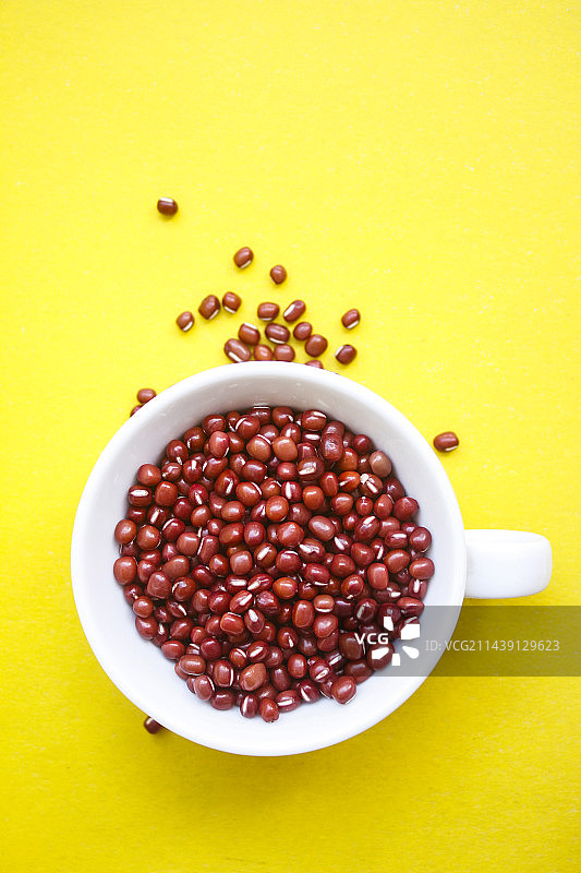 正上方黄色背景的红豆镜头图片素材