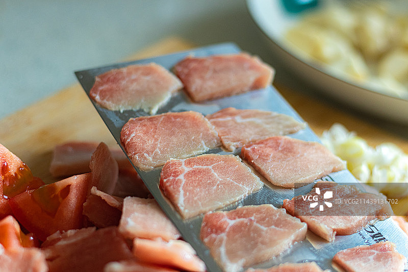 切成片具有美丽纹路的猪肉图片素材
