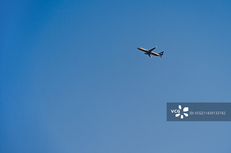 蓝天背景中的一架民航飞机图片素材