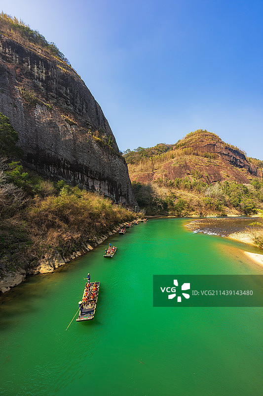 福建省南平市武夷山市武夷山国家公园九曲溪竹筏漂流春季户外风光高视角图片素材