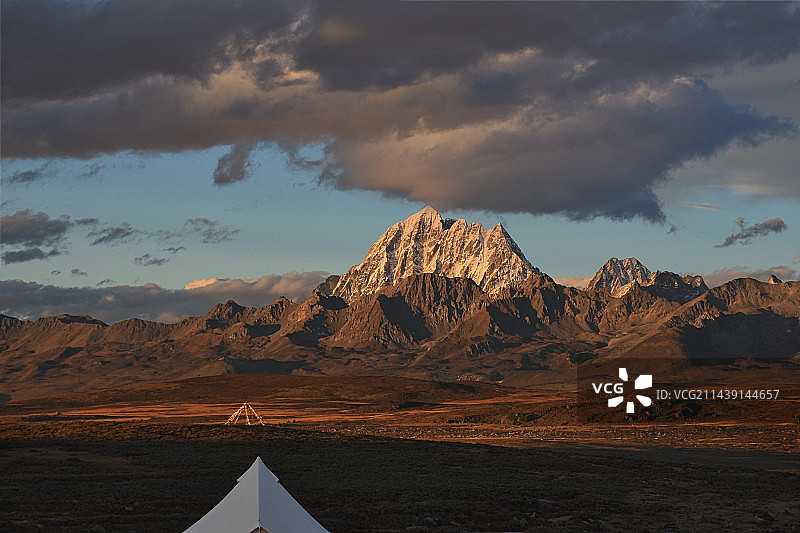 想要的地方总会到达——嘎贡雪山图片素材