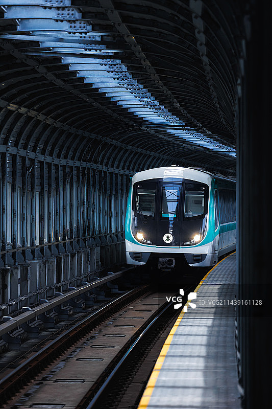 前方转角慢慢进站中的深圳地铁6号线图片素材