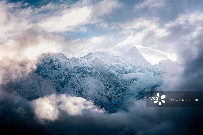 云雾中的南迦巴瓦峰图片素材