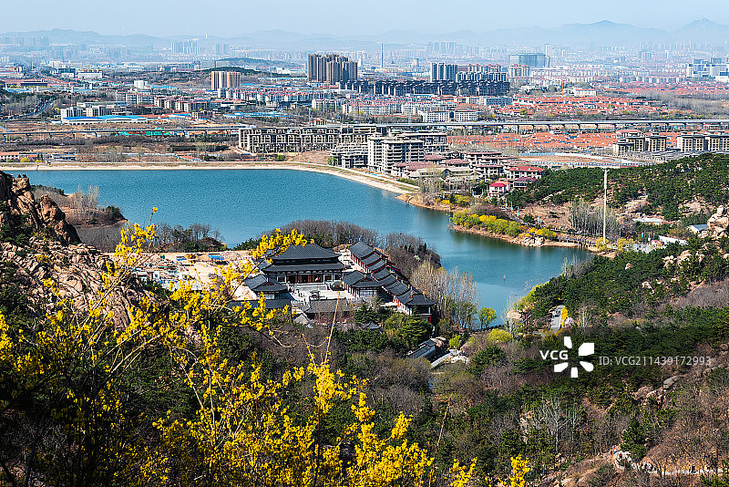 春光下的大珠山石门寺图片素材