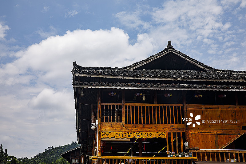 中国贵州黔东南州雷山县西江千户苗寨风光，苗寨、北门、河流、房屋、干栏式建筑群、风雨桥图片素材