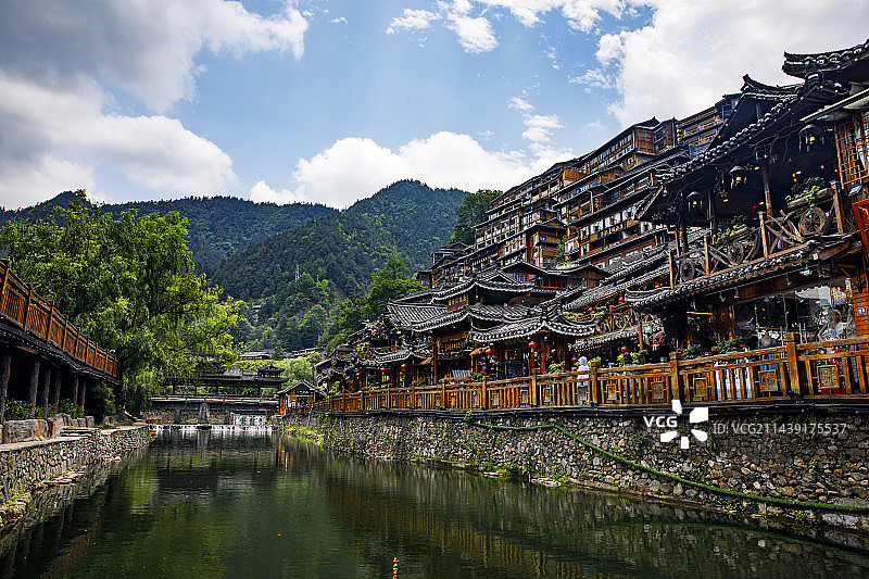 中国贵州黔东南州雷山县西江千户苗寨风光，苗寨、北门、河流、房屋、干栏式建筑群、风雨桥图片素材