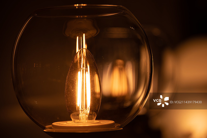 暗室中照明灯泡的特写镜头图片素材