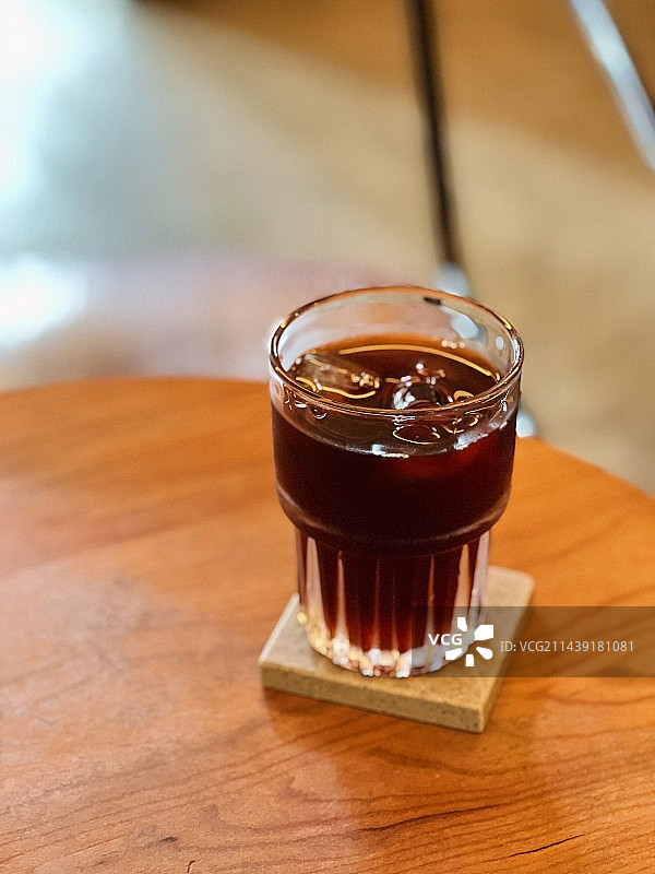 桌上咖啡的特写镜头 夏日冷萃咖啡图片素材