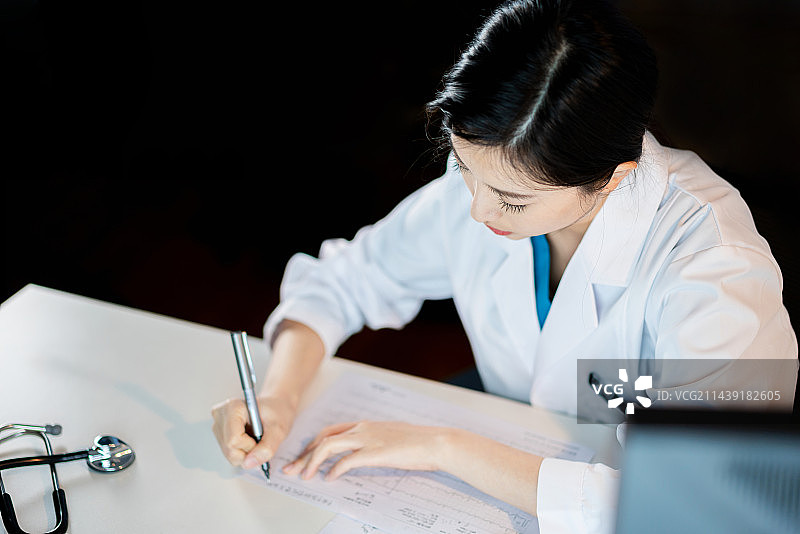 加班的年轻女医生图片素材