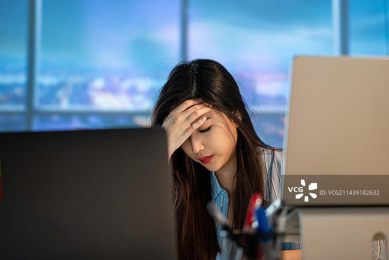 年轻漂亮的商务女白领图片素材