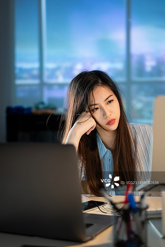 年轻漂亮的商务女白领图片素材