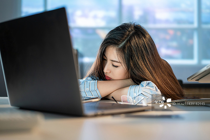 年轻漂亮的商务女白领图片素材