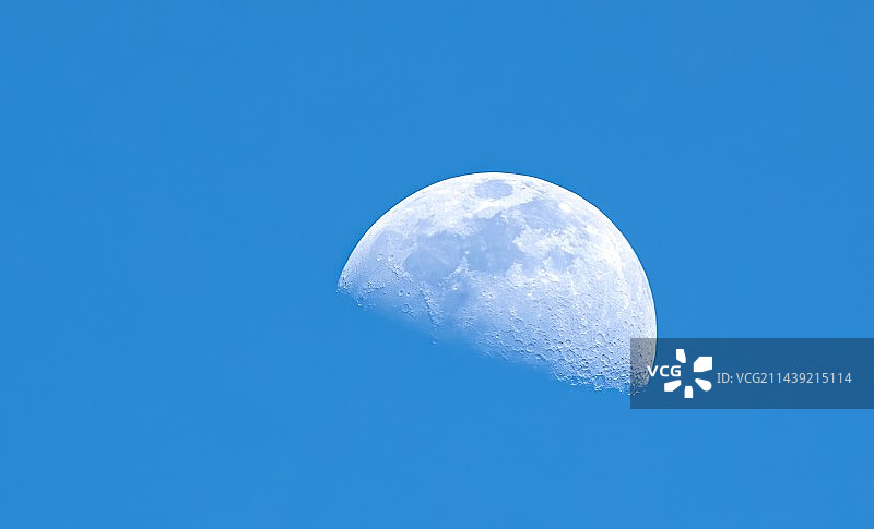 白天的月亮图片素材