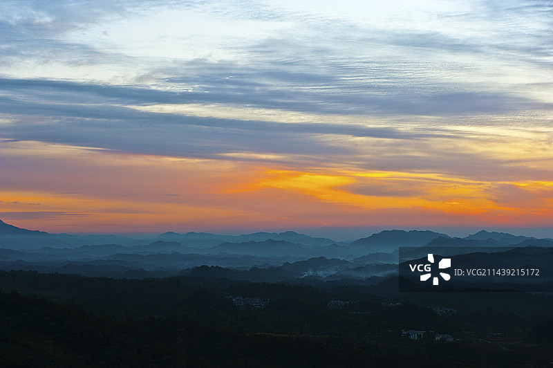 都江堰蒲虹路看日出图片素材