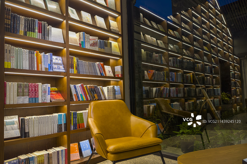 夜晚灯光下图书馆知识学习地图片素材