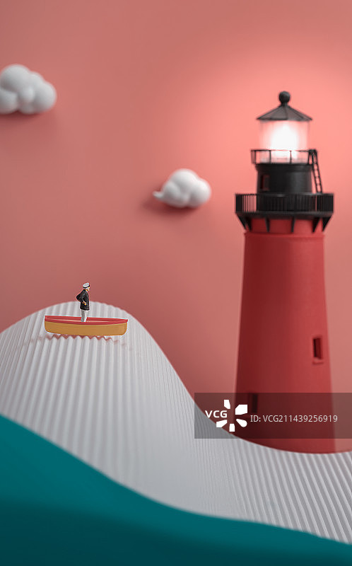 微缩创意风浪灯塔与小船上孤独的船长图片素材