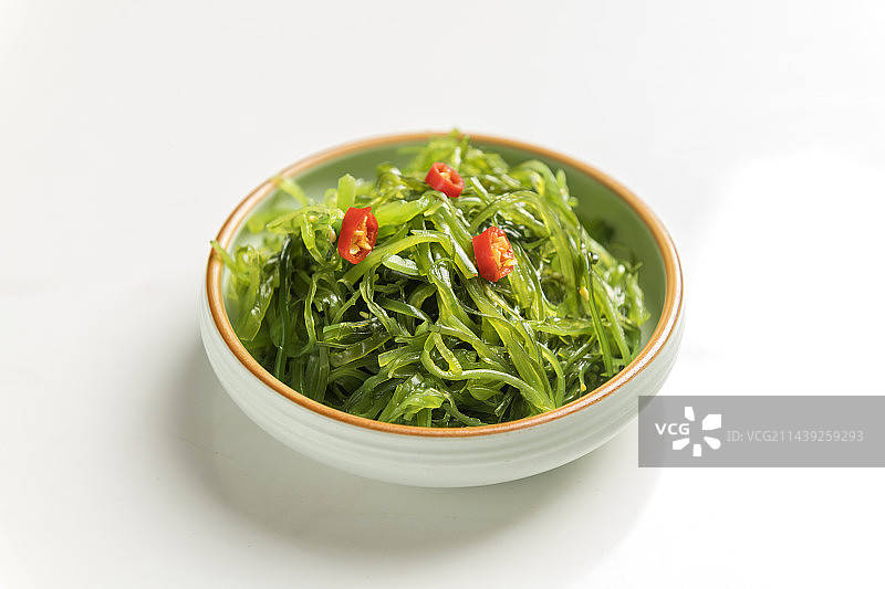 一盘裙带菜丝摆放在桌面上特写图片素材