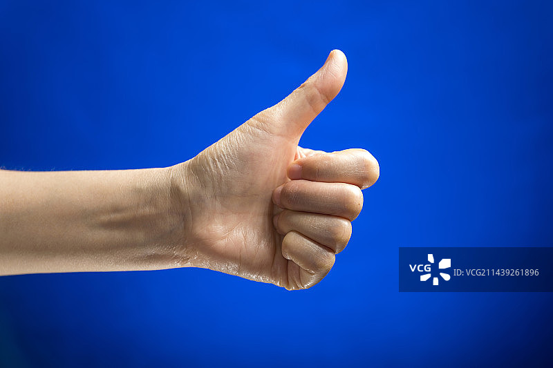 女人手各种手势特写蓝色背景图片素材