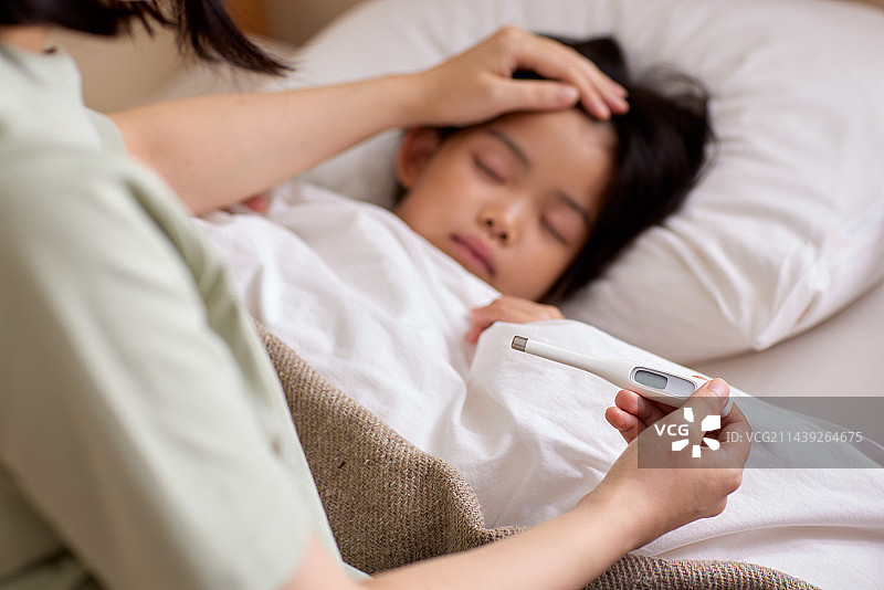 生病的日本儿童图片素材