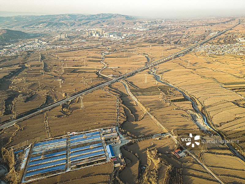 山西晋中灵石-大西高铁横穿而过图片素材